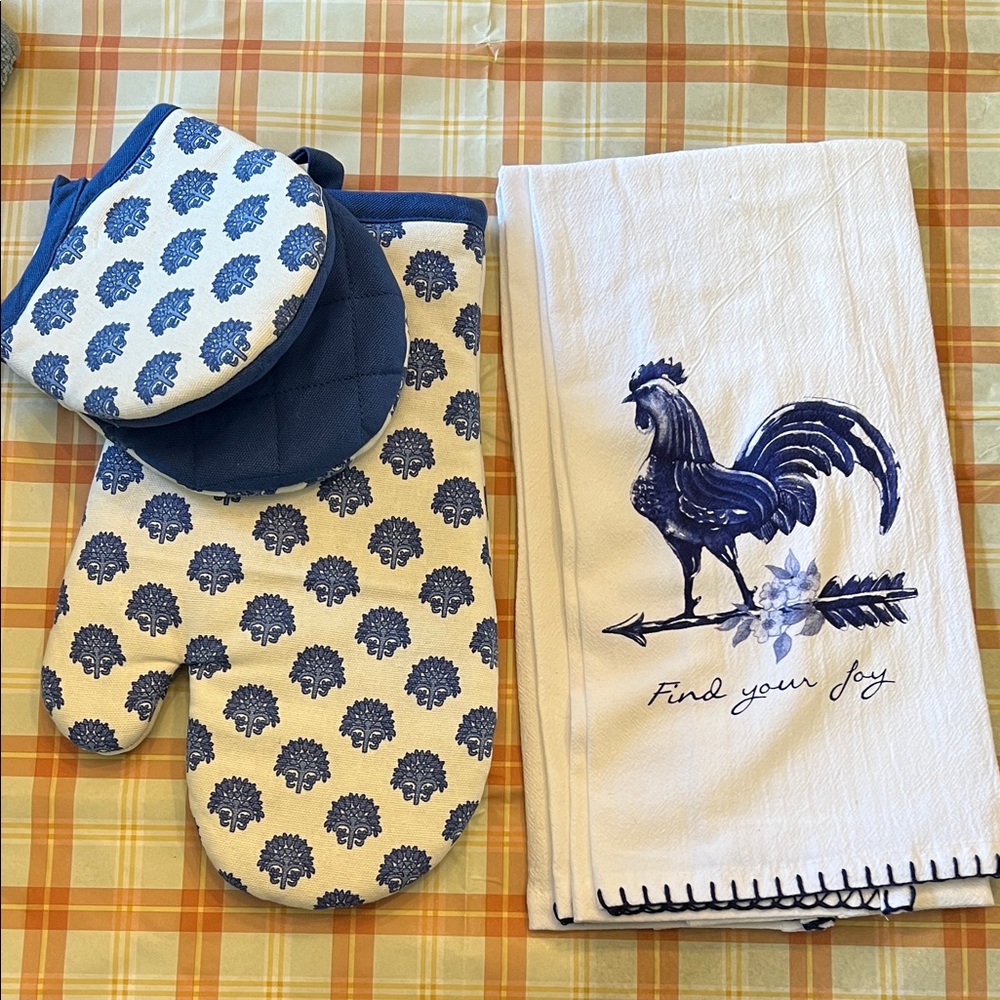 Blue Rooster Kitchen Tea Towel and Oven Mitt Set NWOT